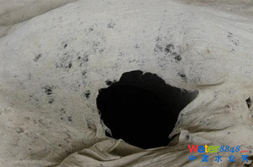 鄭州男童墜入無(wú)蓋窨井42小時(shí) 尸體在污水處理廠(chǎng)找到